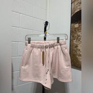 SKIMS cotton fleece shorts color barley pink